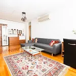 Modern 2Bdr Apartment In The Center- Free Parking