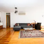 Modern 2Bdr Apartment In The Center- Free Parking