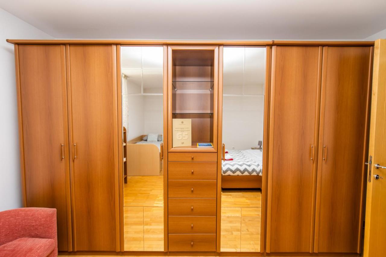 Modern 2bdr In The Center- Free Parking Apartment *