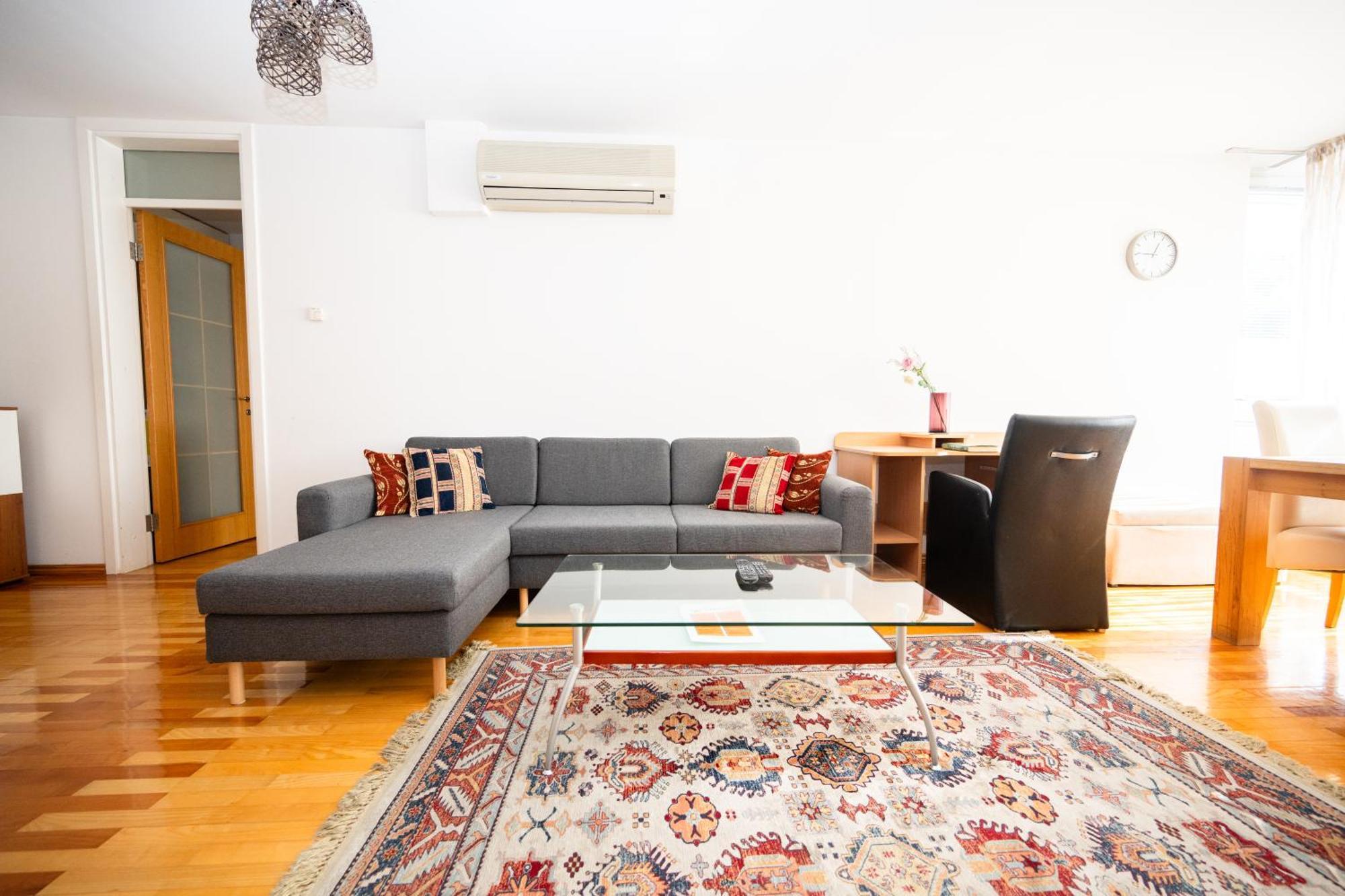 Apartment Modern 2bdr In The Center- Free Parking *
