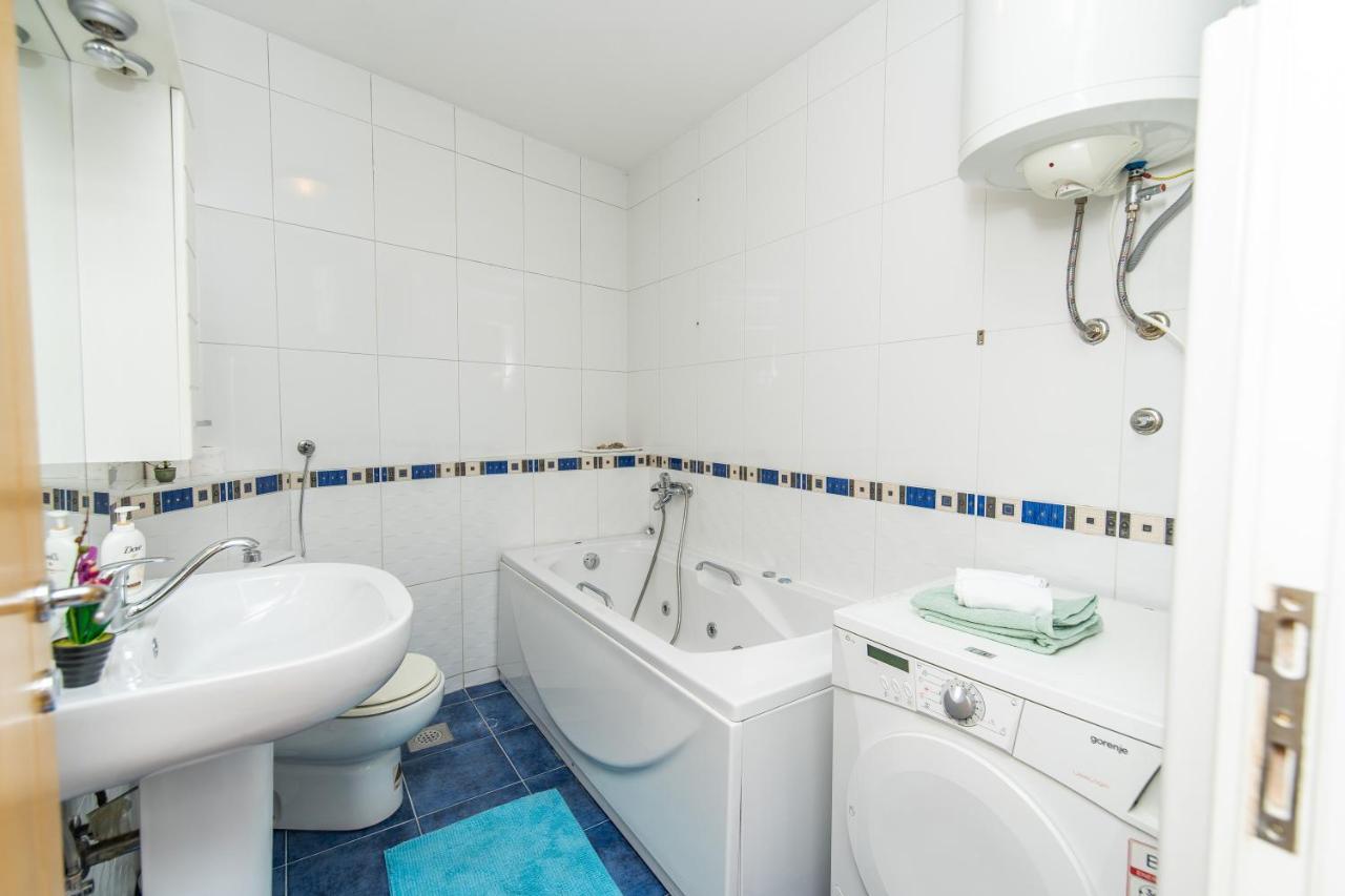 Modern 2bdr In The Center- Free Parking Apartment *