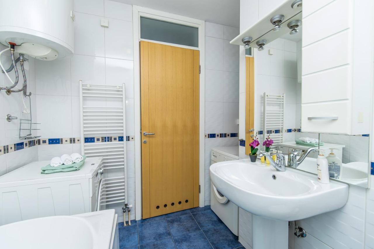 Modern 2bdr In The Center- Free Parking *